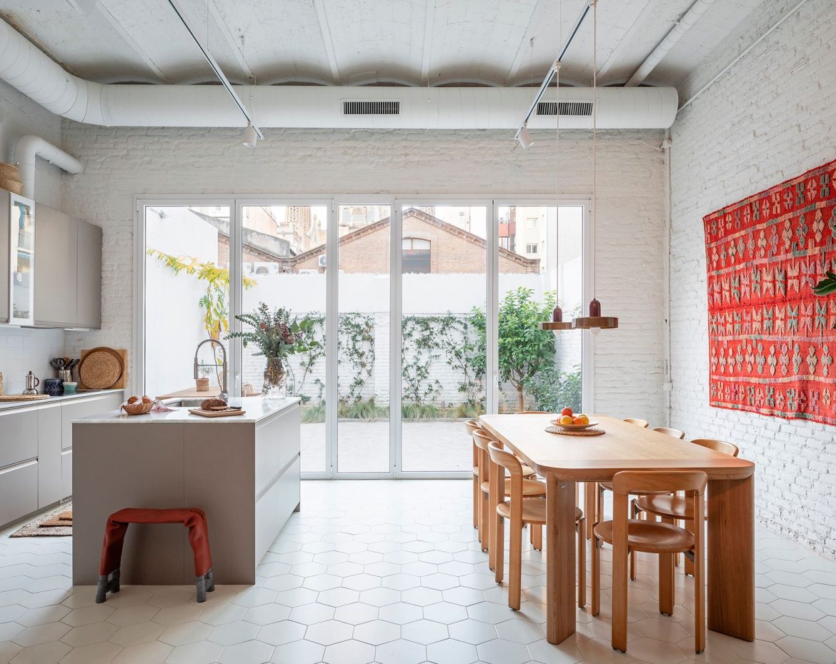 chairs-from-dietiker-surround-an-expandable-table-from-kave-home.jpg