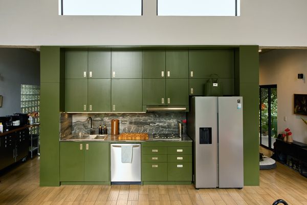Manny finished the house with architect Esteban Paredes. For the kitchen they created custom cabinets using lacquered MDF.